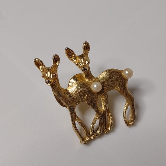Gold Tone Deer Pin With Faux Pearl Tails - Picture 2 of 14